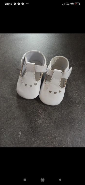 Chaussures blanches bébé