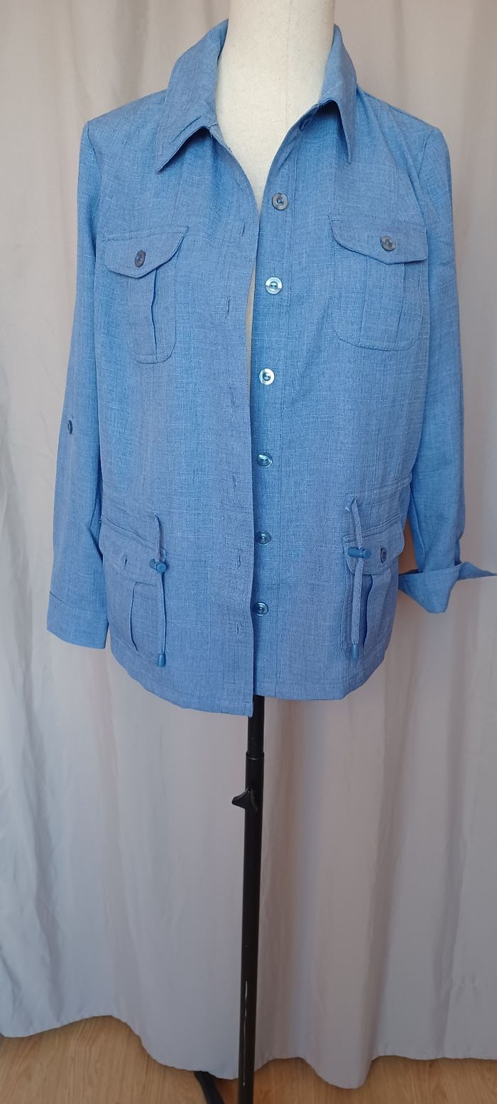 Très jolie veste femme T 20 lisez bien l'annonce surtout