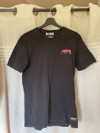 T-shirt adidas taille M style graffiti tendance 