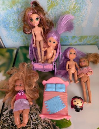 Lot de petites poupées