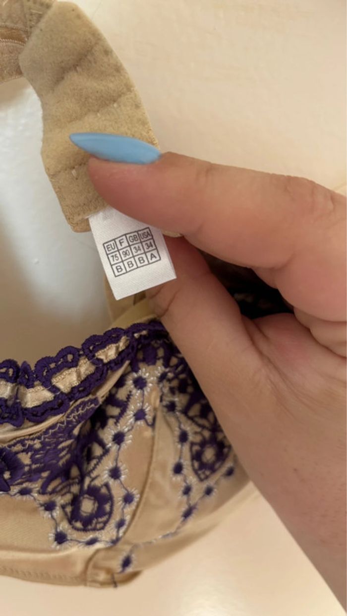 Soutien gorge bustier beige effet satiné taille 90B en très bon état - photo numéro 2