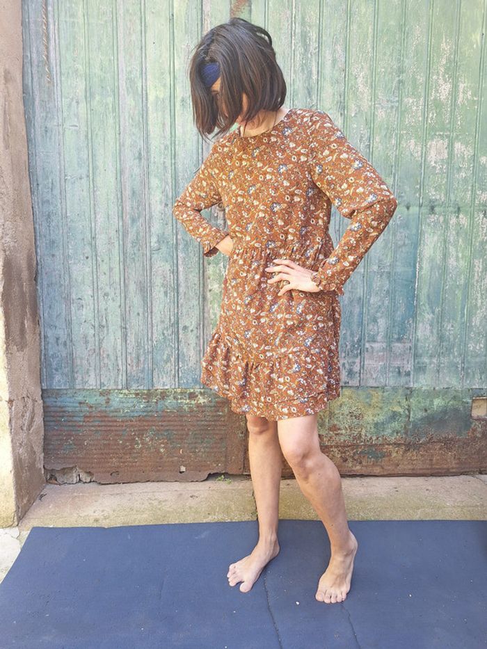 très jolie robe daphnéa taille S motif floral - photo numéro 2