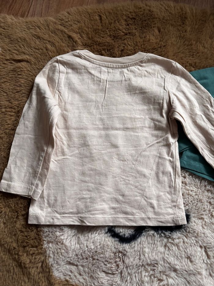 Lot tee shirt beige/vert dinosaure Primark t.9-12m - photo numéro 4