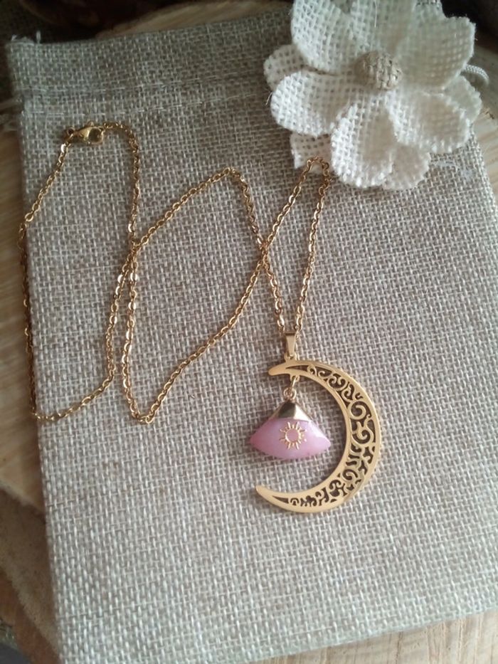Collier lune filigranée et pierre quartz rose
