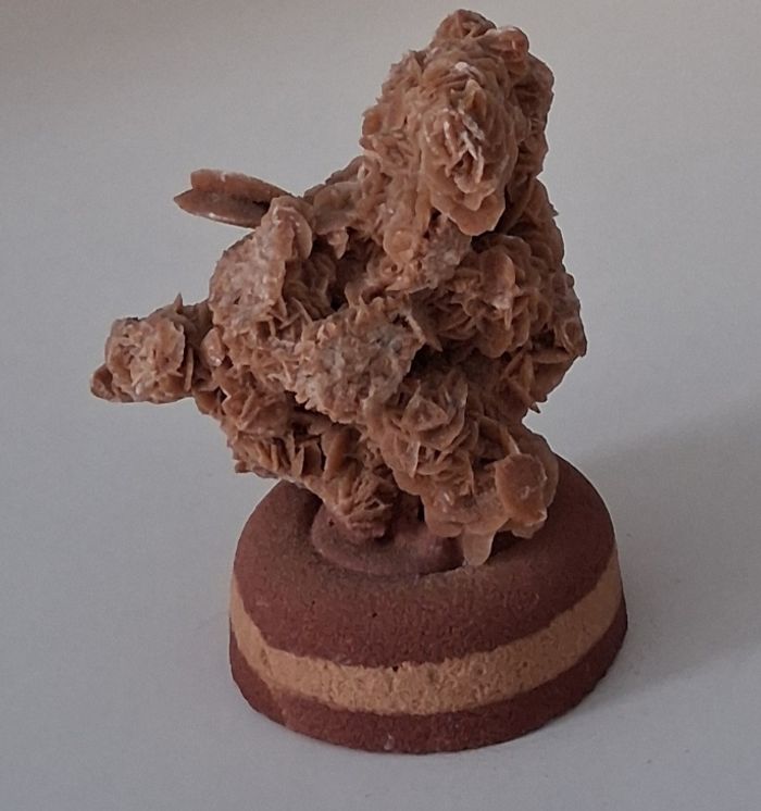 Roche minérale rose des sables sur un socle en pierre - photo numéro 5