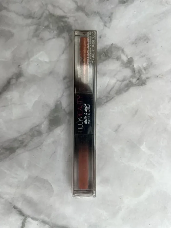 Huda beauty - Matte & metal liquid eyeshadow private jet