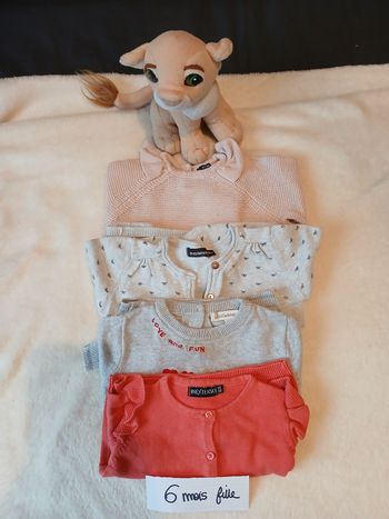 Pull gilet fille 6 mois tres bon état 