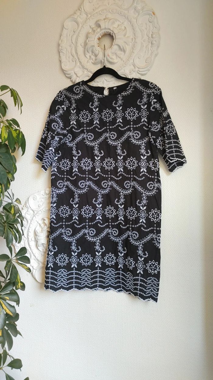 Robe en cotton noir brodé chic
