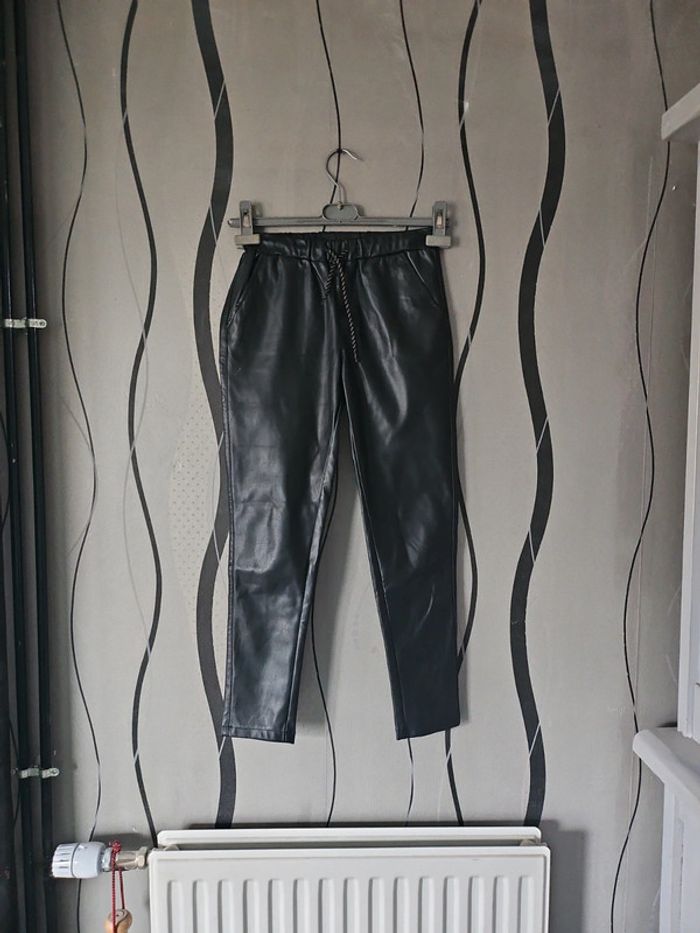 Joli pantalon simili cuir fille