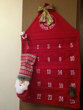 Calendrier de l'avent en tissu, 24 poches numérotées, à suspendre.