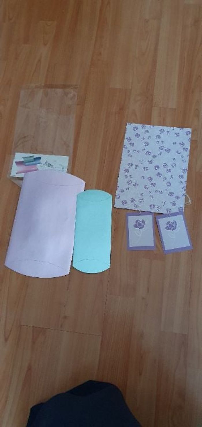 Lot pochettes et papier cadeaux