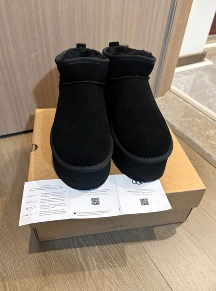 Bottes de neige UGG à talons hauts, noires, pointure 39 - photo numéro 2