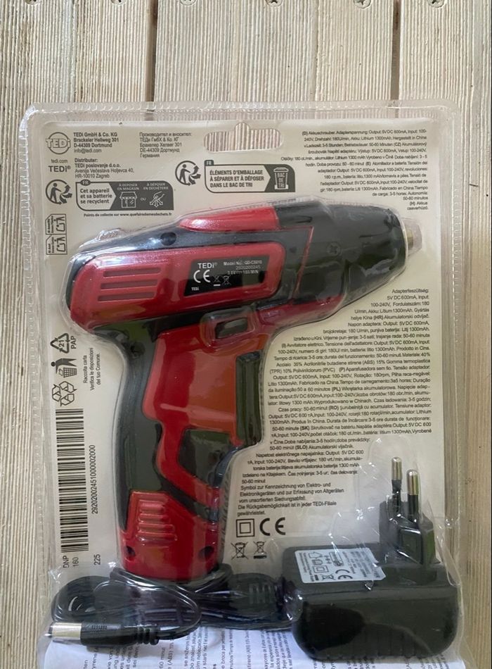 Perceuse avec accessoires et chargeur Neuf, encore scellé - photo numéro 2