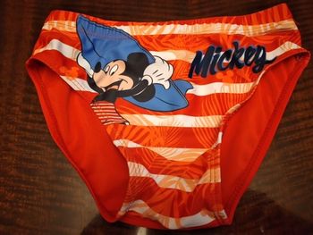 Maillot de bain rouge imprimé Mickey 8 ans
