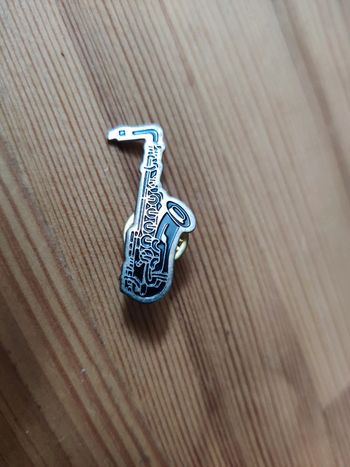 Pins saxophone