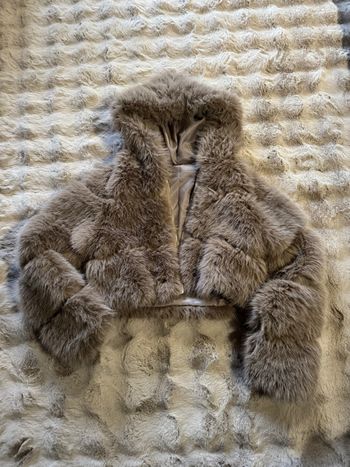 Manteau d’hiver court a poil, et bandes simili