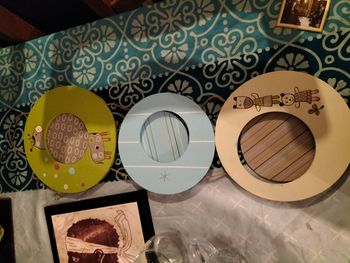 3 cadres attachés en eux