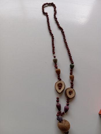 Collier à base de noyau d'avocat