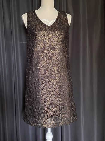 Robe brodée noire et dorée