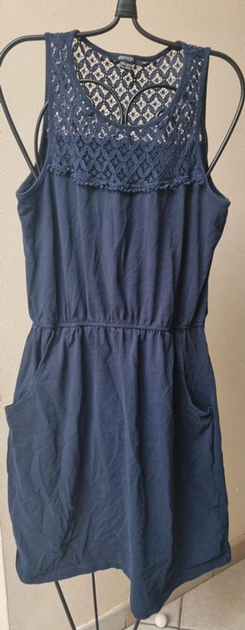 Robe bleue unie avec dentelle