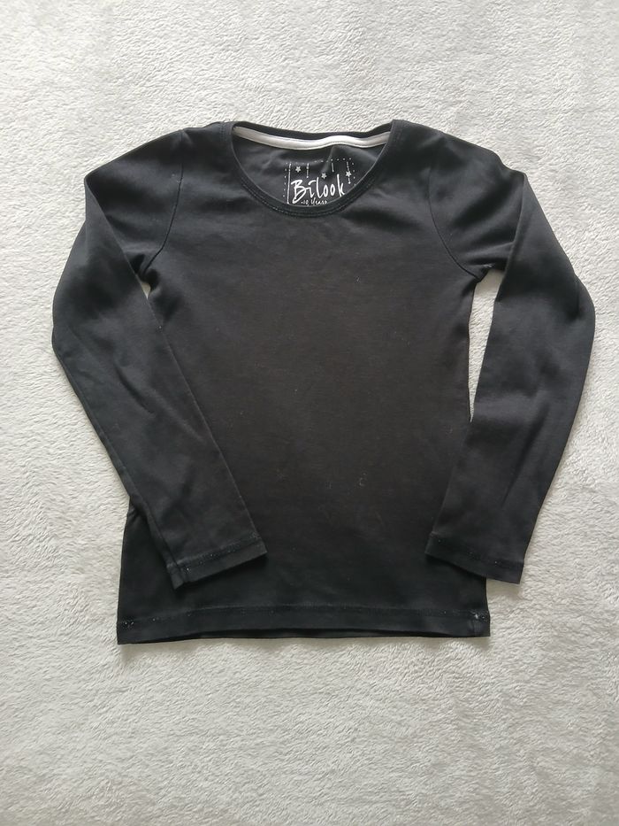 T shirt noir
Taille 10 ans 
manches longues