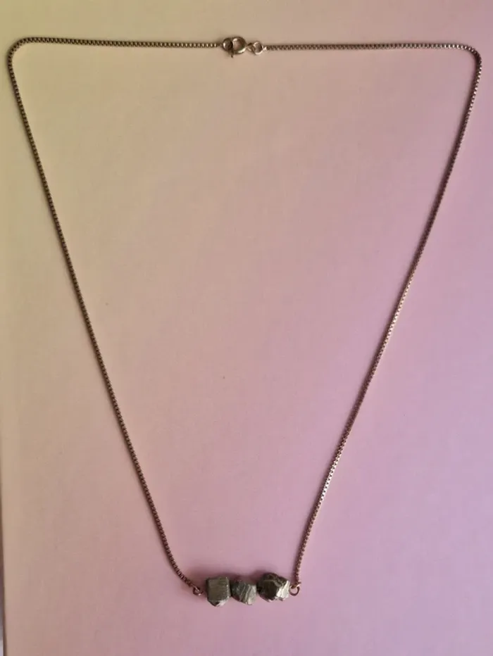 Collier doré pierres