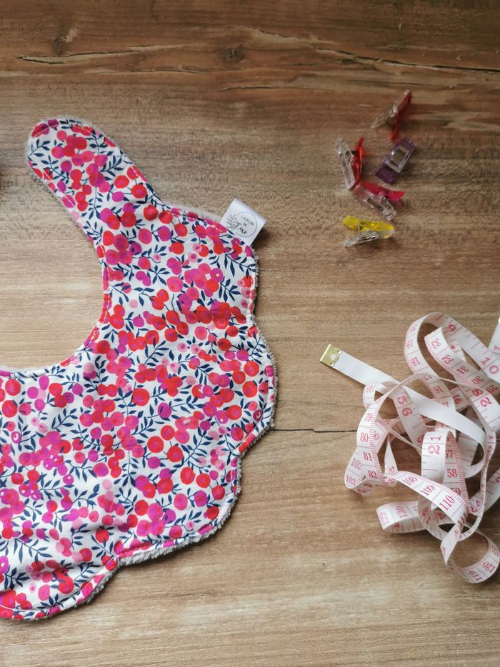 Bavoir fleur en liberty - photo numéro 2