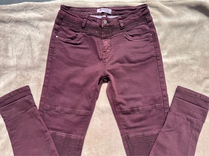 Jean bordeaux avec effet aux genoux