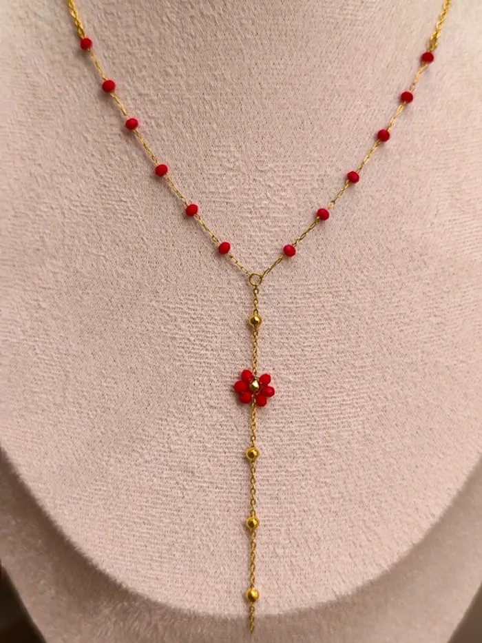 Pendentif doré en Y avec fleur marguerite, perles rouges et billes - photo numéro 10
