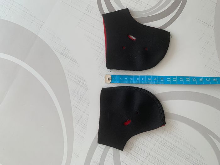 Chaussettes à talons noir et rouge - 10.5 x 10.5 cm - photo numéro 3