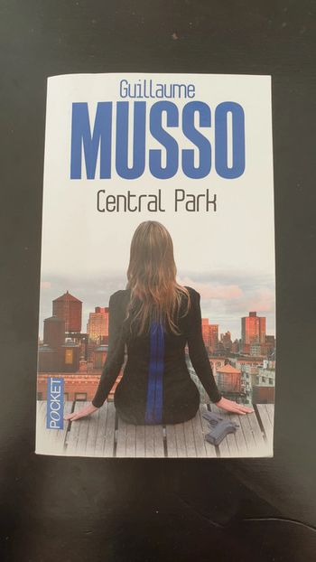 Livre de poche roman policier "central park" de musso