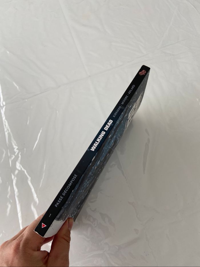 BD walking dead tome 1 passé décomposé - photo numéro 3