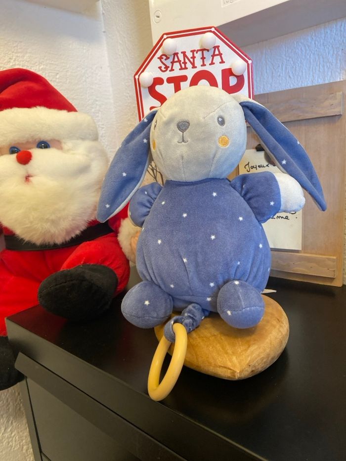 Lapin bleu à poids boîte à musique de kiabi