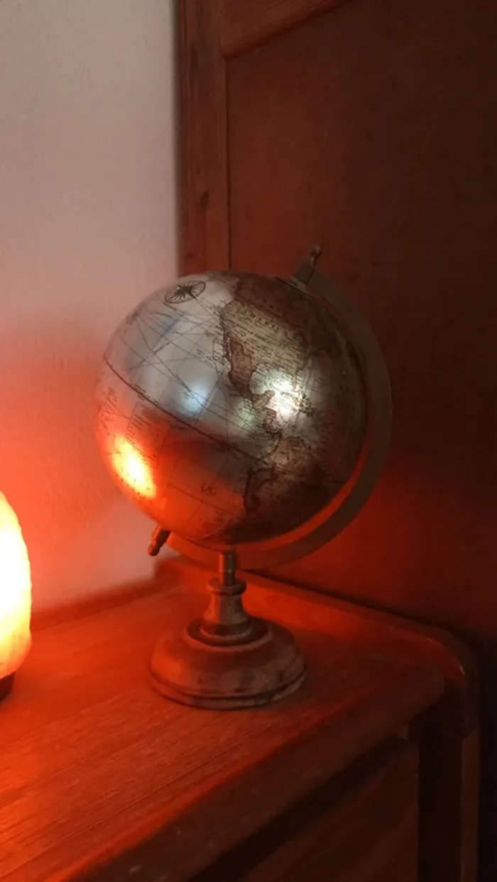 Globe terrestre doré - photo numéro 2