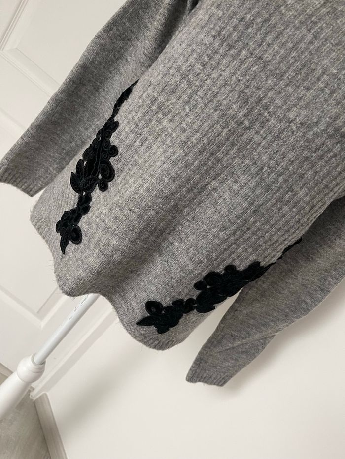 Pull gris et velours noir - photo numéro 4