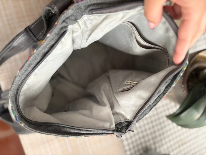 Sac bandoulière Lancaster - brodé multicolore et gris - en très bon état - photo numéro 8