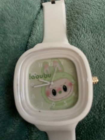 Montre Labubu tendance blanche avec fond vert menthe très classe