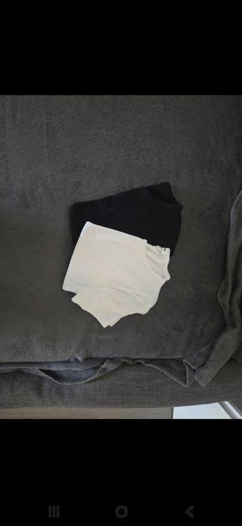 Lot de 2 t-shirts ( 1 blanc et 1 noir )
