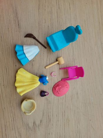 Lot Jouet pour miniatures poupée disney et accessoires