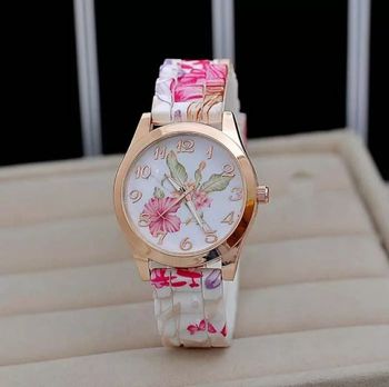 Montre blanche avec fleurs