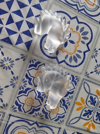 2 petites têtes de chevaux en verre
