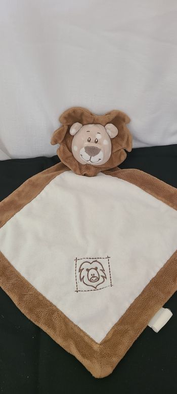 Doudou plat Lion beige marron Action grelot