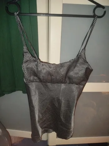 Top satiné à pois