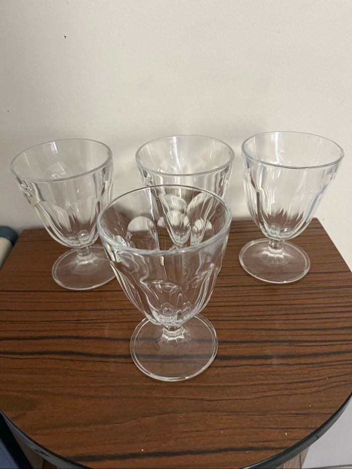 4 verres à pieds