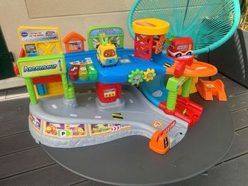 Garage interactif tut tut bolide bon état + 2 véhicules