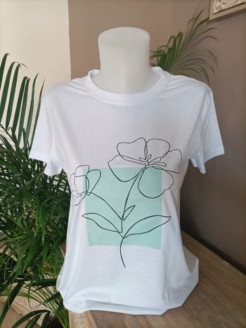 T-shirt blanc Fleur / Abstrait vert pastel