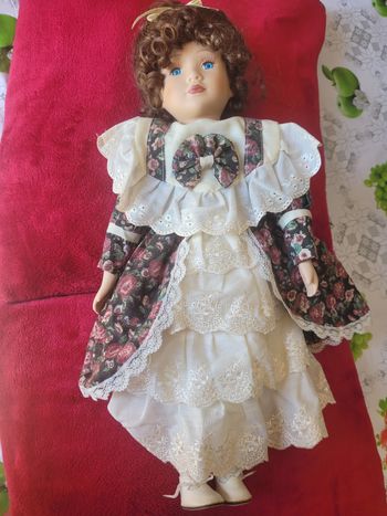 Poupée en porcelaine 