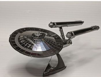 2 maquettes en métal de vaisseaux différents Star Trek