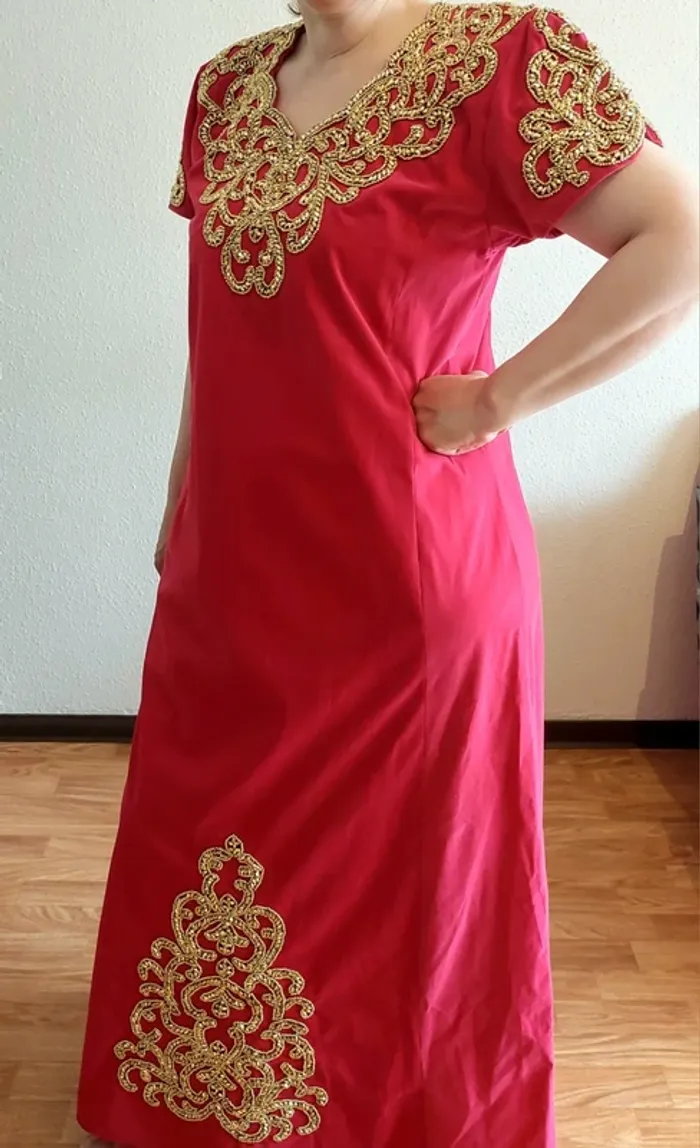 Robe de soirée traditionnelle Caftan en velours rose fuchsia broderies dorées 💖 - photo numéro 2