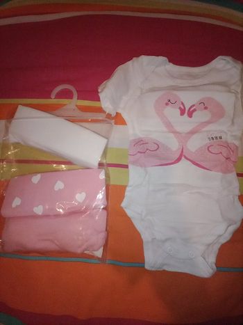 Lot de 4 body 3 mois neuf petite manche